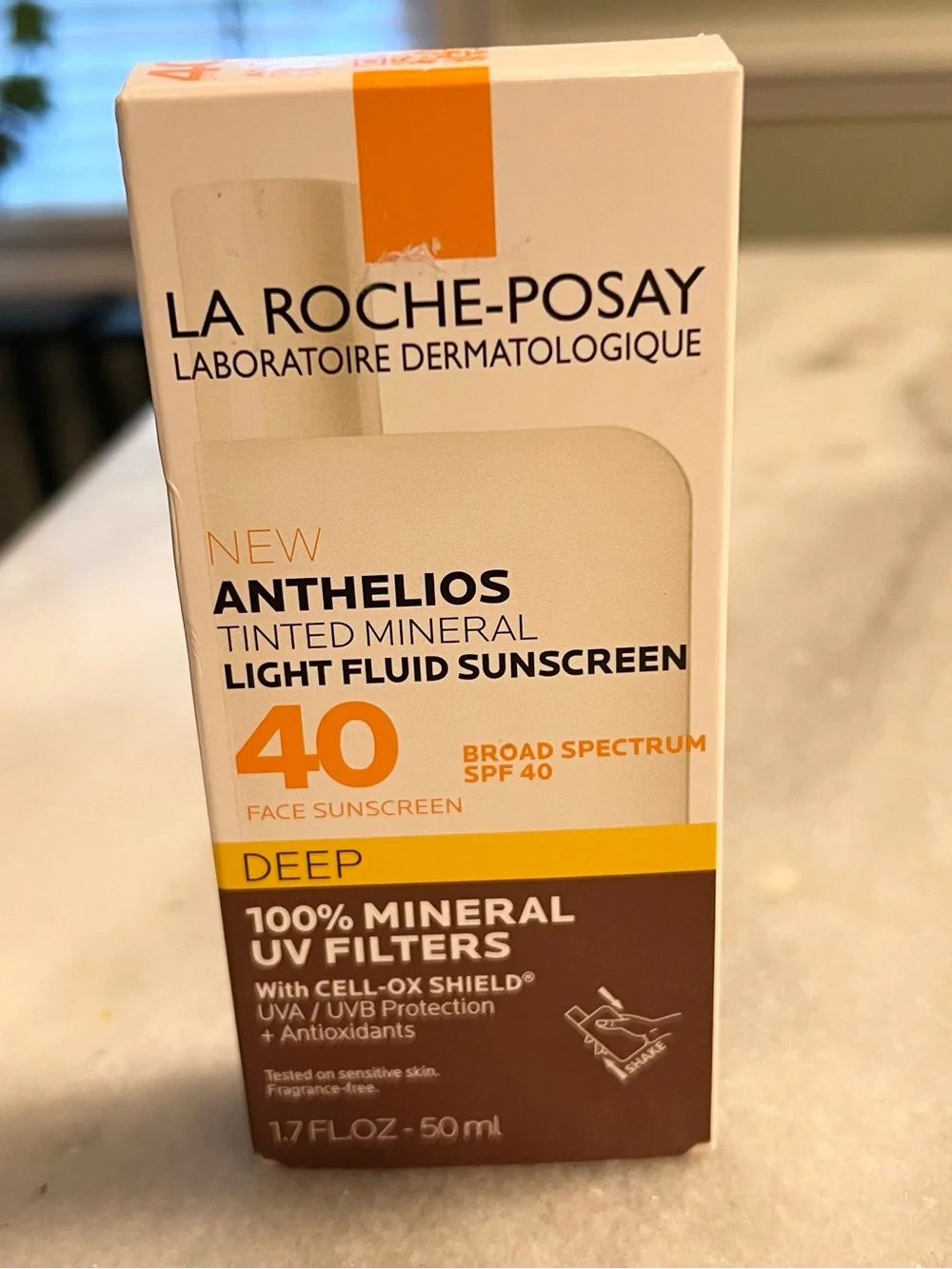 Anthelios Tinted Mineral Light Fluid Sunscreen SPF 40 - Deep